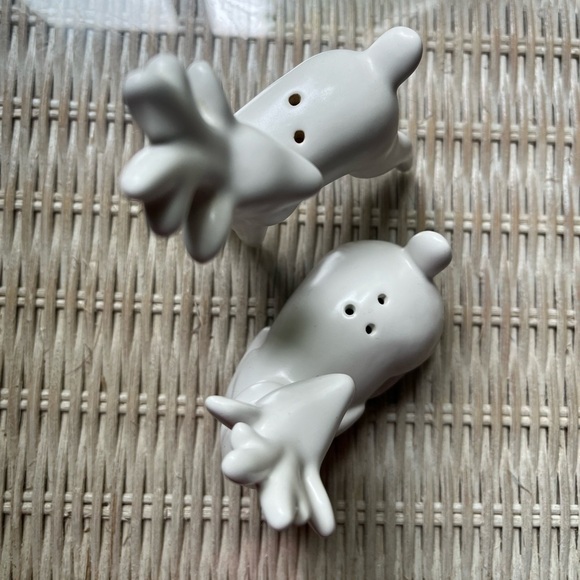 🎄Salt & Pepper Deer with Scarfs ShakerSet White Ceramic reindeer Winter - Picture 12 of 12